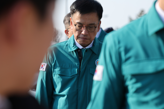 최상목 대통령 권한대행 부총리 겸 기획재정부 장관이 29일 오후 전남 무안공항 여객기 사고 현장에서 탑승객 가족들을 만난 뒤 굳은 표정으로 나오고 있다. 연합뉴스