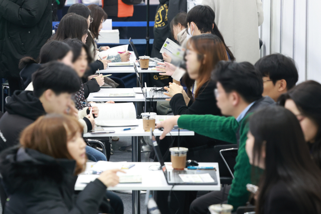 지난 19일 오전 서울 강남구 코엑스에서 열린 2025학년도 정시 대학입학정보박람회에서 학생과 학부모가 상담받고 있다. 연합뉴스