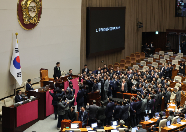 우원식 국회의장이 27일 오후 국회 본회의에서 한덕수 국무총리 탄핵소추안 가결 의결정족수에 대한 설명(재적의원 과반수 찬성)을 하자 국민의힘 의원들이 항의하고 있다. 연합뉴스