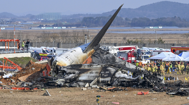 29일 오전 전남 무안국제공항에서 181명을 태운 방콕발 무안행 제주항공 여객기가 착륙 중 활주로를 이탈, 공항 담장과 충돌해 폭발하는 사고가 발생했다. 구조대원들이 사고 현장을 수습하고 있는 모습. 광주일보 제공