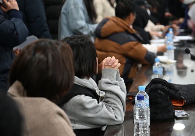 26일 전남 무안공항 여객기 사고 관련 탑승자 가족들이 무안공항 3층에 마련되 가족대기실에 모여 있다. 광주일보 제공