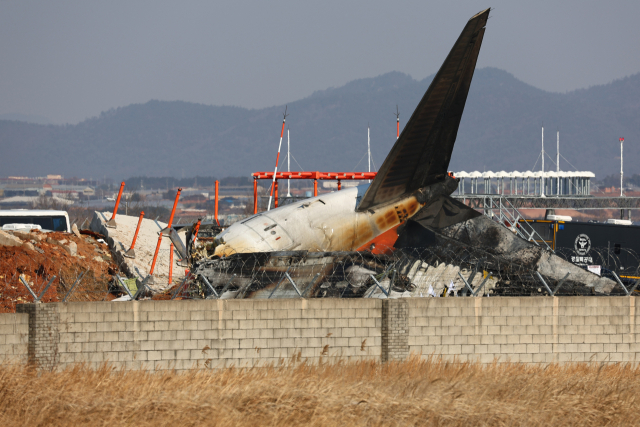 29일 오후 전남 무안군 무안국제공항에서 발생한 항공기 폭발사고 현장에서 소방대원들이 구조작업을 펼치고 있다. 연합뉴스