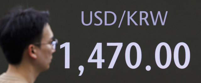 27일 오후 서울 중구 하나은행 딜링룸에 모니터에 이날 거래중인 원/달러 환율 거래가가 표시돼 있다. 이날 코스피는 전장보다 24.90포인트 내린 2,404.77에 거래를 마쳤다. 1,480원을 웃돈 원/달러 환율에 오전 장중 1.7% 급락한 2,388.33까지 밀리기도 했으나, 원/달러 환율이 다시 1,460원대까지 내림세를 보이자 낙폭을 다소 줄였다. 코스닥 지수는 전장보다 9.67포인트 내린 665.97에 장을 마감했다. 원/달러 환율은 등락을 거듭하다 15시 30분께 1,470원대에서 거래되고 있다. 연합뉴스