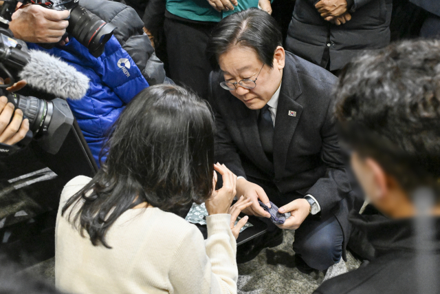 더불어민주당 이재명 대표가 29일 오후 전남 무안국제공항에서 제주항공 여객기 폭발사고 탑승객 가족들을 위로하고 있다. 연합뉴스