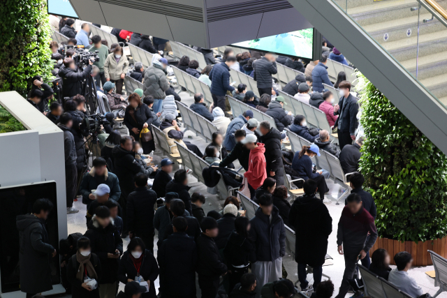 29일 전남 무안군 무안국제공항에 제주항공 여객기 폭발사고 탑승자 가족들이 모여있다. 연합뉴스