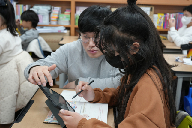 경북지역 한 초등학교에서 학생들이 태블릿을 활용해 수업을 진행하고 있다. 경북교육청은 지역 내 초등학교 3학년 이상 학생들을 대상으로 1인 1 스마트기기의 보급을 완료했다. 경북교육청 제공