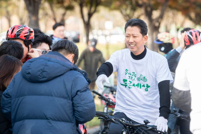 사진=자전거 대행진에 참여한 김장호 구미시장. 구미시 교통정책과 제공