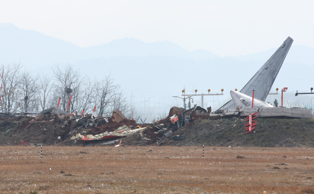 30일 전남 무안군 무안국제공항 활주로 인근의 방위각 시설(로컬라이저)이 전날 제주항공 여객기와의 충돌 여파로 파손돼 있다. 방위각 시설은 공항의 활주로 진입을 돕는 역할을 하는 일종의 안테나로, 흙으로 된 둔덕 상부에 있는 콘크리트 기초와 안테나가 서 있는 구조다. 연합뉴스