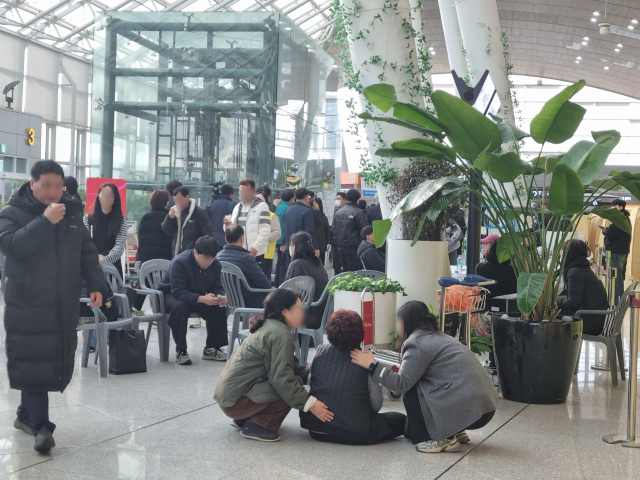 30일 오전 찾은 전남 무안국제공항. 제주항공 여객기 참사 이틀째에도 신원확인 작업이 완료되지 않아 유가족 대다수가 공항에 머물렀다. 김유진 기자