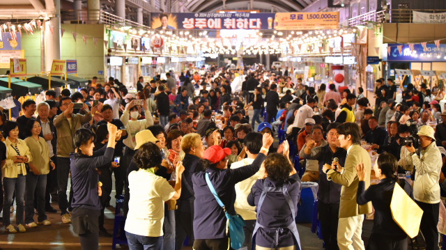 성주전통시장 활성화를 위해 열린 2024 성주별빛야시장&맥주축제. 성주군 제공