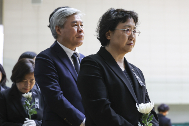 조국혁신당 김선민 당 대표 권한대행을 비롯한 지도부가 30일 오전 무안실내체육관에 마련된 제주항공 여객기 폭발사고 희생자 합동분향소에서 조문하기 위해 들어서고 있다. 연합뉴스