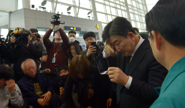 국민의힘 권성동 당대표 권한대행 및 원내대표가 30일 오전 무안국제공항에서 제주항공 여객기 사고 탑승객 가족들을 위로하며 눈물을 닦고 있다. 연합뉴스