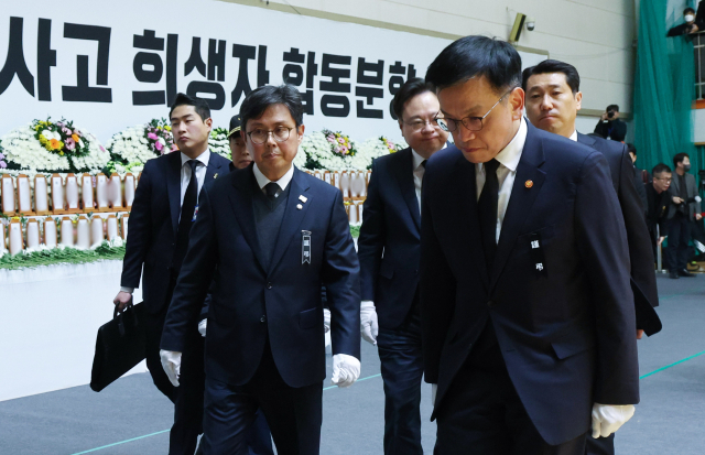 최상목 대통령 권한대행 부총리 겸 기획재정부 장관이 30일 전남 무안 스포츠파크에 마련된 제주항공 여객기 사고 희생자 합동분향소에서 조문 후 이동하고 있다. 연합뉴스