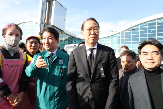 국민의힘 권영세 비상대책위원장이 30일 전남 무안국제공항을 찾아 제주항공 여객기 참사 유가족과 자원봉사에 나선 시민들을 만나고 있다. 연합뉴스