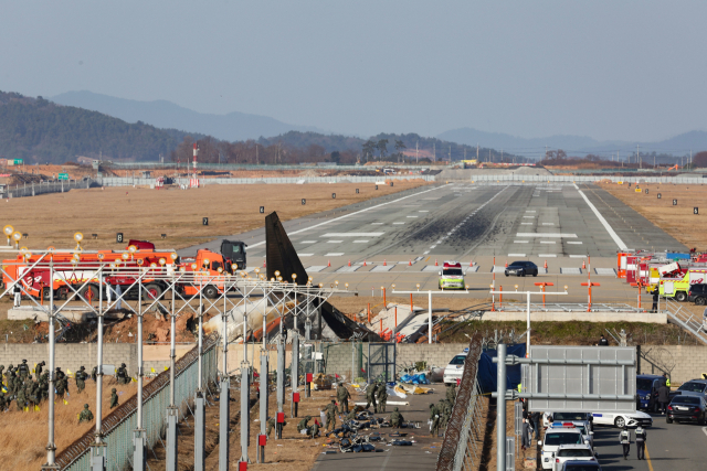 30일 전남 무안군 무안국제공항 활주로에 전날 동체 착륙을 시도하다 충돌 후 폭발한 제주항공 여객기의 흔적과 잔해가 남아 있다. 연합뉴스