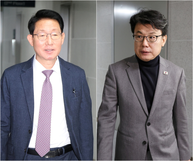 김상훈 국민의힘 정책위의장(사진 왼쪽)과 진성준 더불어민주당 정책위의장(사진 오른쪽)이 지난 24일 서울 여의도 국회 의원회관에서 여야 합의로 처리할 민생법안을 논의하기 위해 각각 이동하고 있다. 연합뉴스