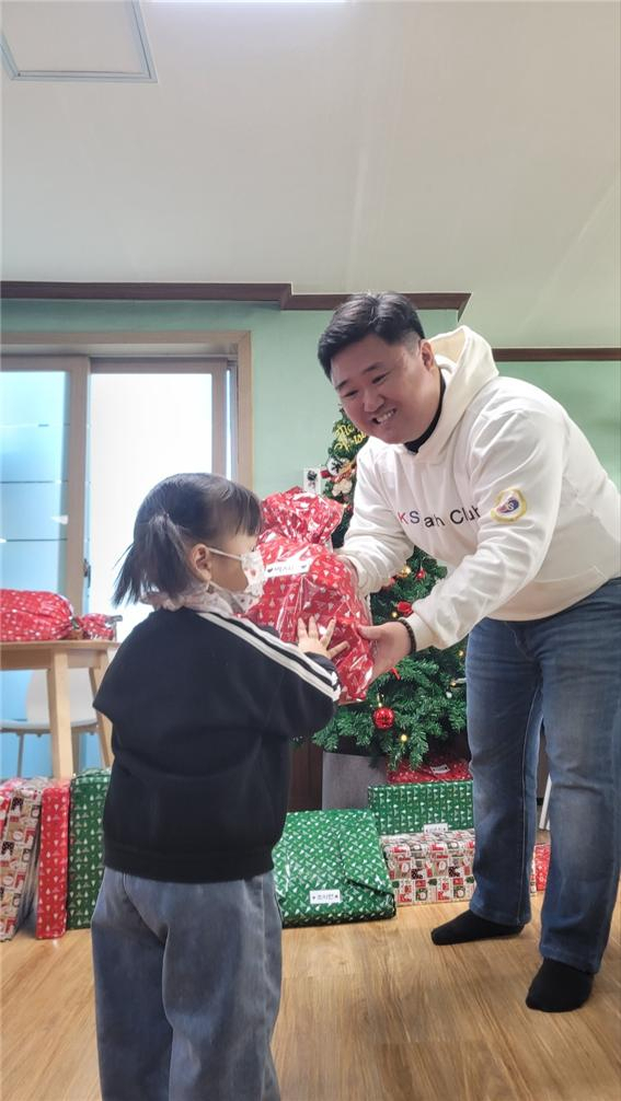 일일 산타클로스가 되어 선물을 전해주는 곽병우 대표. KS수학학원 제공