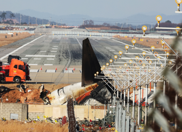 30일 전남 무안군 무안국제공항 활주로에 전날 동체 착륙을 시도하다 충돌 후 폭발한 제주항공 여객기의 흔적과 잔해가 남아 있다. 연합뉴스