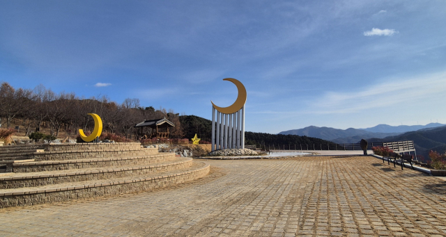 의성군은 밤하늘 관측 명소로 꼽히는 사곡면 의성달빛공원의 광장을 확대하고 편의시설을 보강하는 등 정비 사업을 완료했다. 의성군 제공.