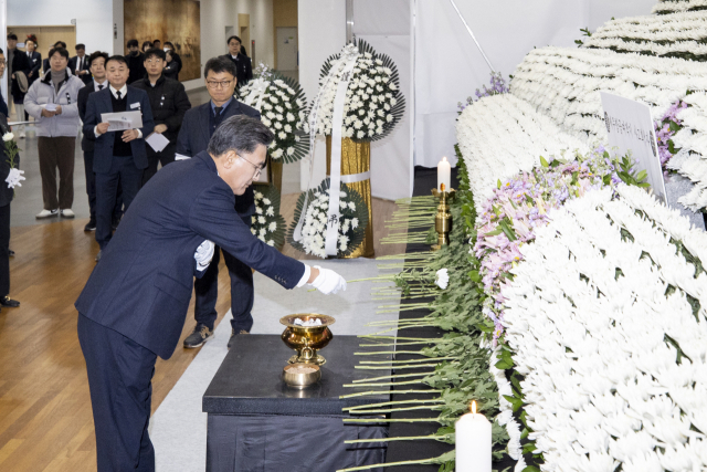 박성만 경북도의장이 31일 경북도에 마련된 무안공항 항공기 사고 희생자 합동분향소를 찾아 헌화했다. 경북도의회 제공