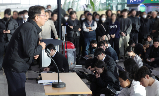 박상우 국토교통부 장관이 31일 전남 무안군 무안국제공항 터미널에서 유가족들의 질문을 듣고 있다. 연합뉴스