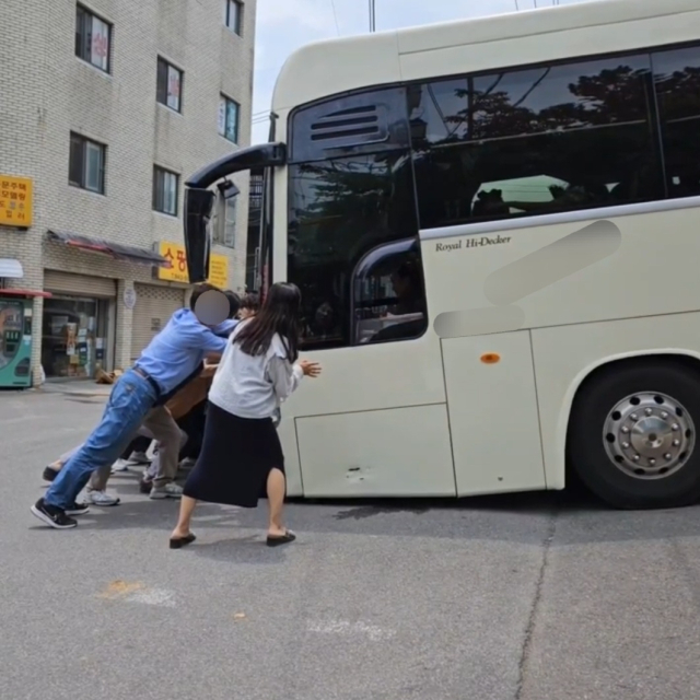 대구 북구 산격동 연암공원남편주차장 입구에서 지난해 6월 초등학생 40여명을 태운 대형버스가 주차장을 빠져나가다 앞범퍼 바닥이 도로에 박히는 사고가 발생했다. 독자제공