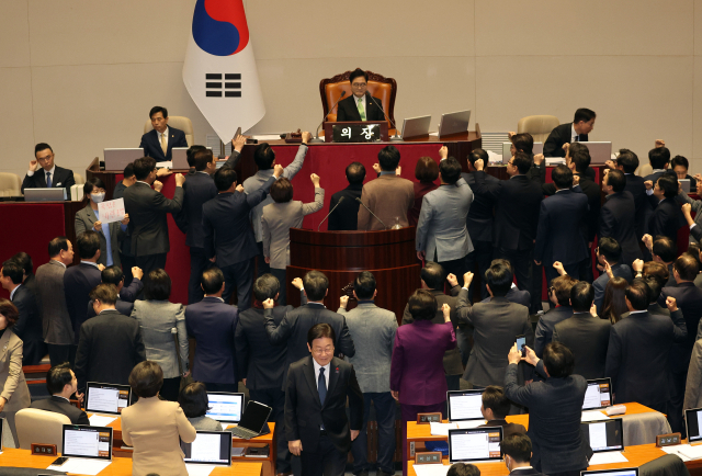 더불어민주당 이재명 대표가 27일 오후 국회 본회의에서 국민의힘 의원들이 우원식 국회의장에게 항의하는 동안 한덕수 국무총리 탄핵소추안에 투표한 뒤 자리로 향하고 있다. 연합뉴스