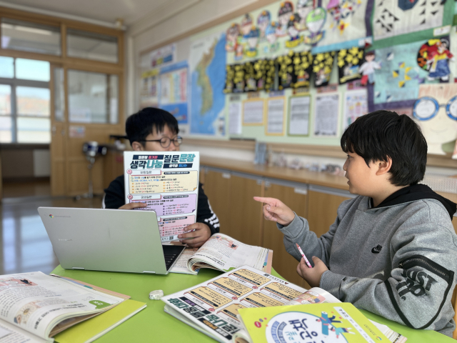 경북 성주군 월항초등학교에서 학생들이 수업선도교사의 지도아래 수업을 진행하고 있다. 경북교육청 제공