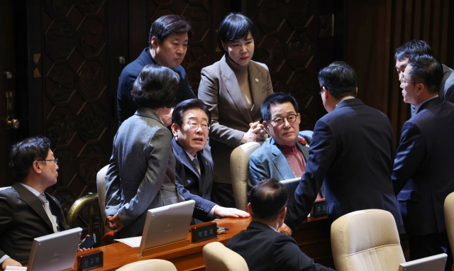 더불어민주당 이재명 대표가 26일 국회 본회의에서 박지원 의원 등 당 지도부와 대화하고 있다. 연합뉴스