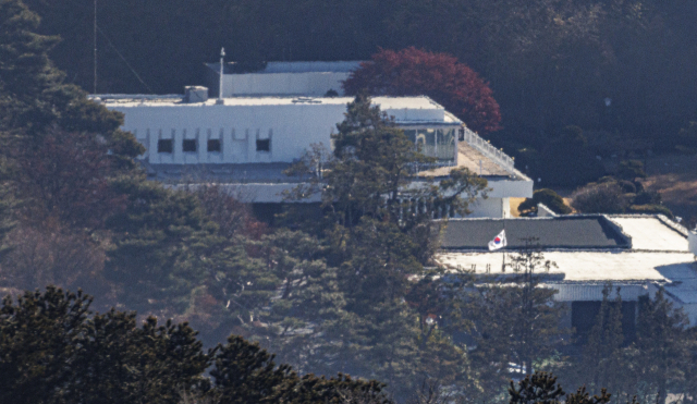 1일 오후 서울 용산구 한남동 대통령 관저 인근에서 윤석열 대통령 탄핵 반대 집회가 열리고 있다. 연합뉴스