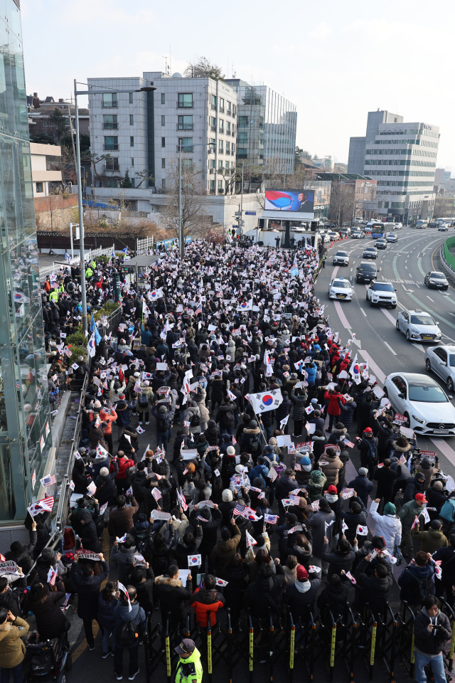 윤석열 대통령이 비상계엄을 선포한 2024년 12월 3일 서울역에 관련 뉴스가 나오고 있다. 연합뉴스