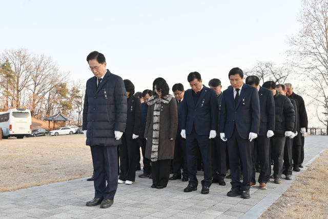 임종식 경북교육감과 간부 공무원들이 2일 안동충혼탑을 방문해 순국선열과 호국영령의 희생정신을 기리며 참배하고 있다. 경북교육청 제공