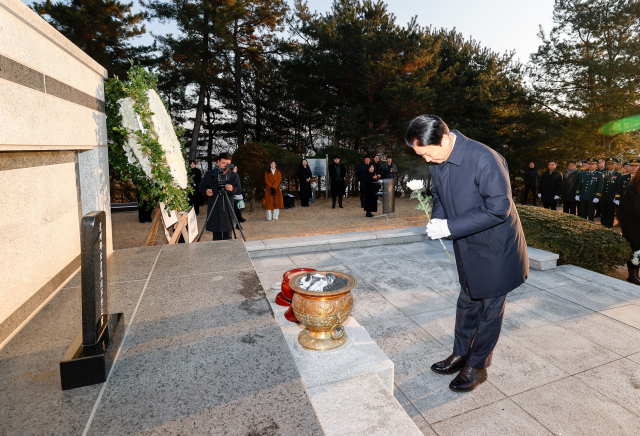 이병환 성주군수가 충혼탑에 분향 헌화하고 있다. 성주군 제공