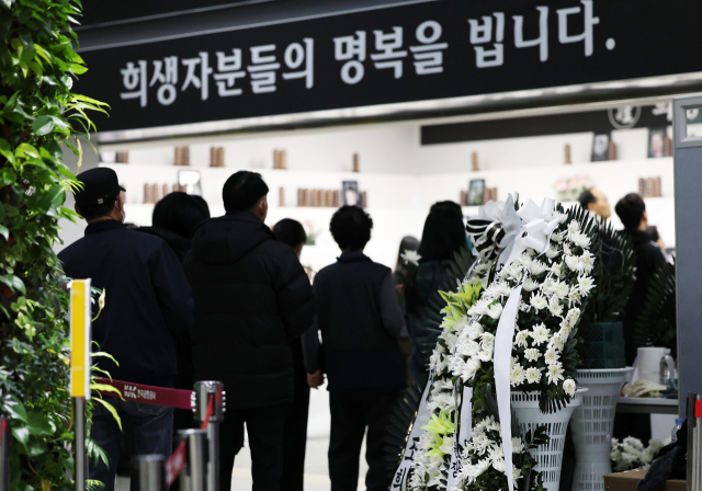 2일 오전 전남 무안국제공항에 마련된 희생자 합동분향소에 조문객 발길이 줄을 잇고 있다. 연합뉴스