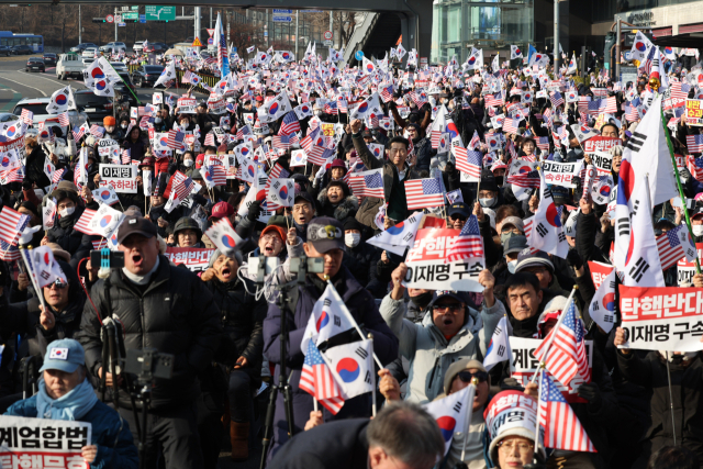 1일 오후 서울 용산구 한남동 대통령 관저 인근에서 윤석열 대통령 탄핵 반대 집회가 열리고 있다. 연합뉴스