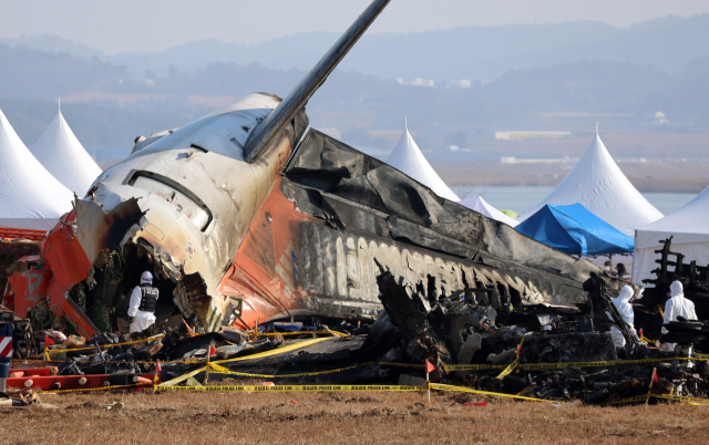 2일 오전 전남 무안국제공항 제주항공 참사 현장에서 국토교통부 항공철도사고조사위원회 관계자들이 기체를 살피고 있다. 연합뉴스