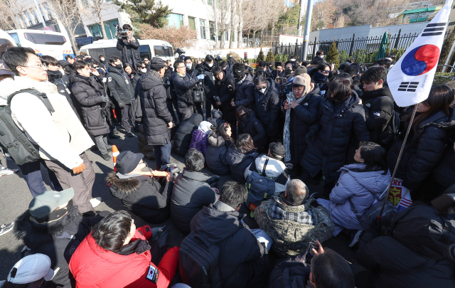 고위공직자범죄수사처가 내란 수괴(우두머리)·직권남용 혐의를 받는 윤석열 대통령의 체포영장을 유효기간인 6일 이전에 집행하겠다고 밝힌 가운데 2일 용산구 한남동 대통령 관저 정문 앞에 지지자들이 앉아 있다. 연합뉴스