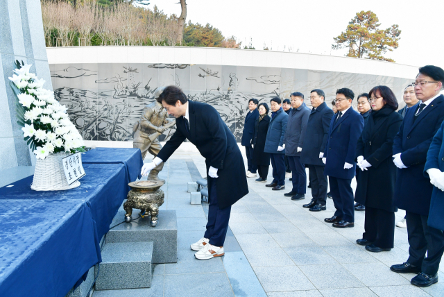 조현일 경산시장은 2일 충혼탑 참배로 올해 업무를 시작했다. 경산시 제공