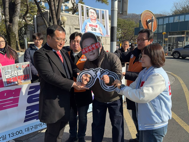 2일 오후 1시 대구경찰청 앞에서 진보당 대구시당과 경북도당은 기자회견을 열었다. 이날 윤석열 대통령 가면을 쓴 참가자가 수갑을 차고 연행되는 퍼포먼스도 진행했다. 진보당 대구시당 제공