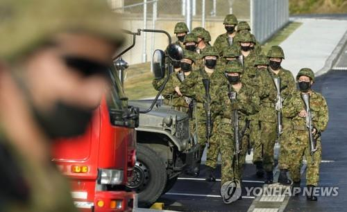 오키나와 이시가키섬 기지에서 이동하는 자위대원[연합뉴스]