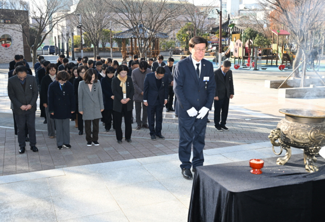 정종복 부산 기장군수와 간부 공무원 40여명이 2일 기장항일운동 기념탑에서 선열들의 넋을 기리는 참배를 하고 있다. [사진=기장군]