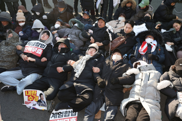 고위공직자범죄수사처가 내란 수괴(우두머리)·직권남용 혐의를 받는 윤석열 대통령의 체포영장을 유효기간인 6일 이전에 집행하겠다고 밝힌 가운데 2일 서울 용산구 한남동 대통령 관저 정문 앞에 지지자들이 도로에 누워 있다. 연합뉴스