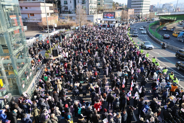 2일 오후 서울 용산구 한남동 대통령 관저 인근에서 탄핵 반대 집회가 열리고 있다. 연합뉴스