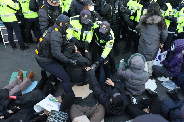 윤석열 대통령에 대한 체포영장 발부 사흘째인 2일 서울 용산구 한남동 대통령 관저 정문 앞 도로에 누워있는 지지자들을 경찰들이 해산시키고 있다. 연합뉴스