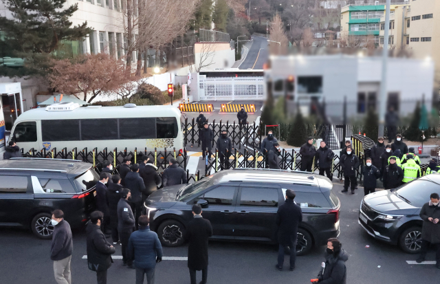 윤석열 대통령의 체포영장을 집행하기 위해 나선 고위공직자범죄수사처 수사관들을 태운 차량이 3일 서울 용산구 한남동 대통령 관저 입구에서 대기하고 있다. 연합뉴스