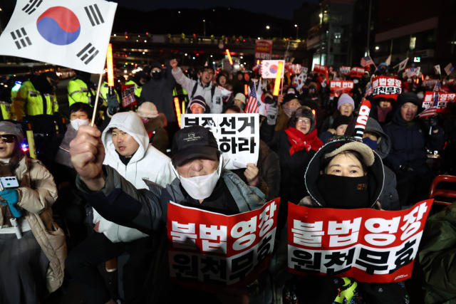 윤석열 대통령 지지자들이 3일 서울 용산구 한남동 대통령 관저 입구에서 고위공직자범죄수사처의 체포영장 집행을 막기 위해 집회를 열고 있다. 연합뉴스