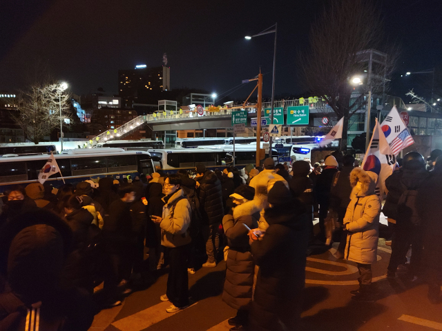 고위공직자범죄수사처가 윤석열 대통령에 대한 체포영장 집행에 나선 3일 새벽 6시 40분쯤 서울 용산구 한남동 대통령 관저 인근 한남초등학교 정문 앞에서 윤석열 대통령 지지자들이 대기하고 있다. 이민호 기자 lmh@imaeil.co.kr