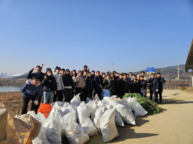 대구환경청(청장 서흥원)은 2025년 새해를 맞아 1월 2일 낙동강 주변 달성습지 일대에서 플로깅을 진행했다. 플로깅 행사 기념사진 촬영 모습. 대구환경청 제공