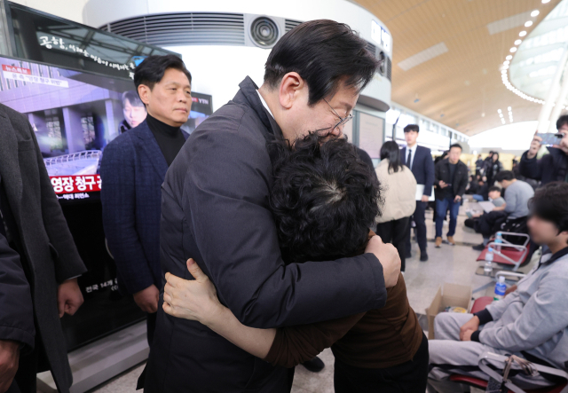 더불어민주당 이재명 대표가 지난 31일 전남 무안군 무안국제공항 터미널을 찾아 유가족을 위로하고 있다. 연합뉴스