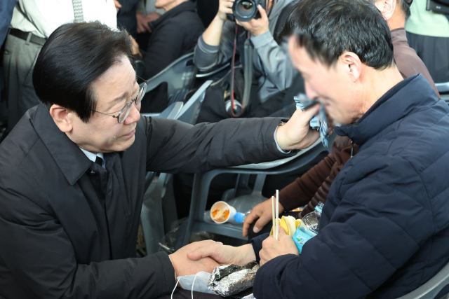 더불어민주당 이재명 대표가 30일 제주항공 여객기 참사가 일어난 전남 무안국제공항에서 유가족을 위로하고 있다. 연합뉴스